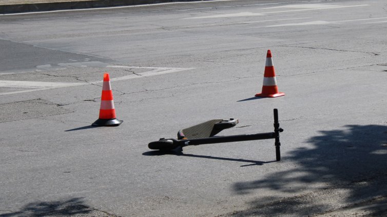 Млад мъж е с фрактура на черепа след падане с тротинетка в Несебър