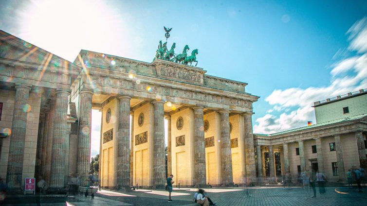 Проучване: 80 г. след края на Втората световна демокрацията е изложена на риск