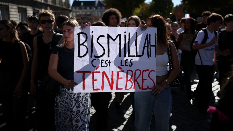 "Bismillah, c&rsquo;est les t&eacute;n&egrave;bres": Какво означава лозунгът на френския студентски протест?