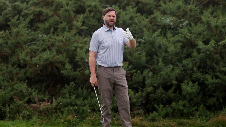 &ldquo;Циркът&ldquo; на Джей Ди Ванс се мести в Шотландия: Вицето играе голф с мощна охрана