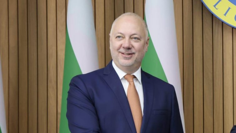 Желязков: Около 240 пожара бушуват в България