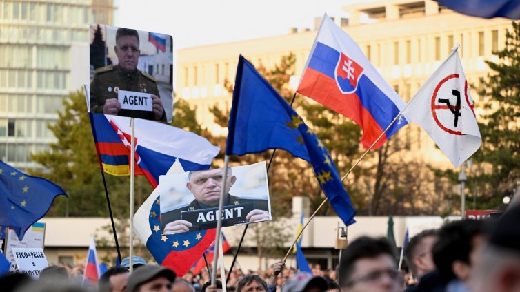 Отново хиляди протестиращи срещу премиера Роберт Фицо