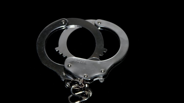 Млад мъж уби баба си, спряла му джобните