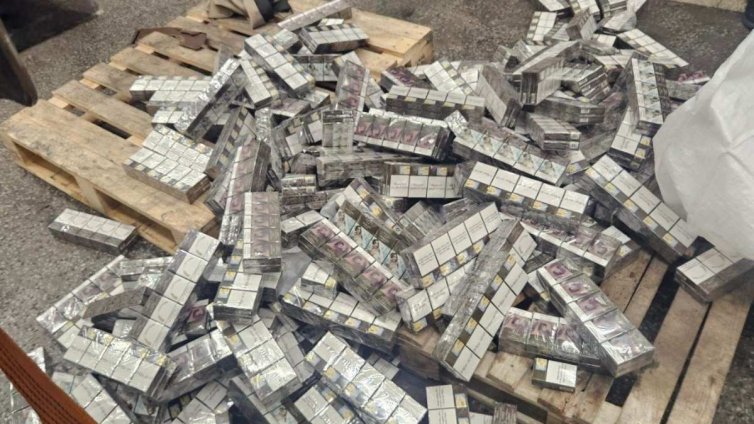 Заловиха 42 000 контрабандни цигари на &bdquo;Капитан Андреево&ldquo; в тайник на автобус