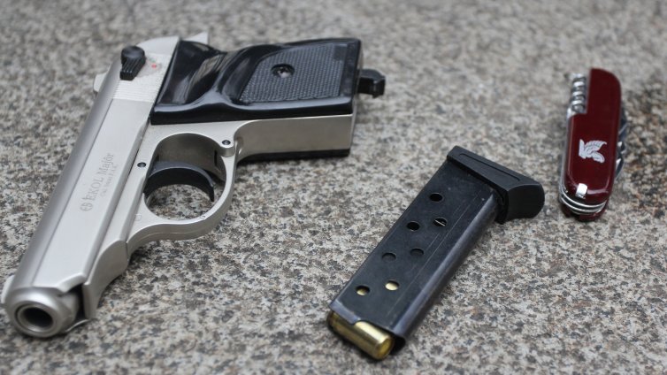 Обвиниха мъж, стрелял с газов пистолет в лицето на друг 