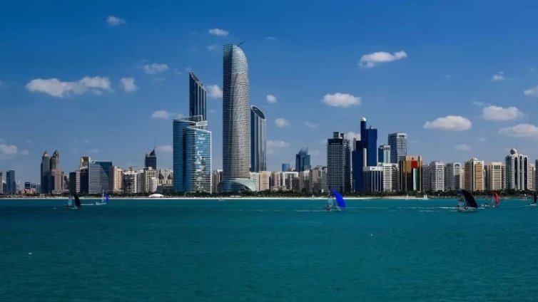 Абу Даби поема хотелските сметки на блокираните туристи