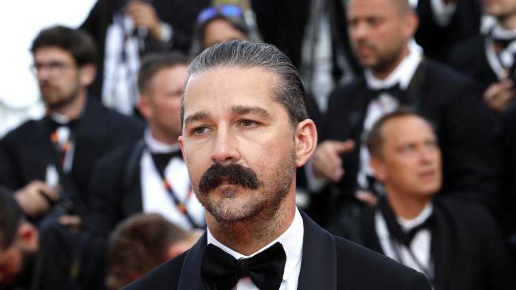 Актьорът Шая Лабъф се сби в заведение и го арестуваха ВИДЕО