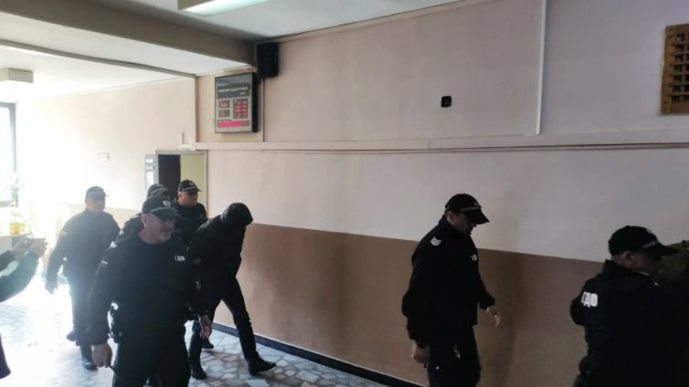 Задържаните по случая с нелегалната фабрика за цигари в Дупница остават в ареста 