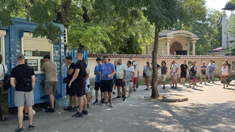 До три билета на човек за мача на Левски с Университатя