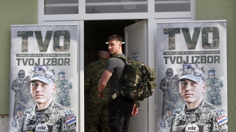 Младите хървати не се шегуват, явяват се доброволно на военна служба СНИМКИ