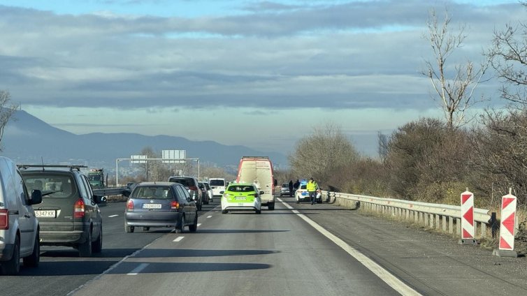 Катастрофа затруднява движението по "Тракия"