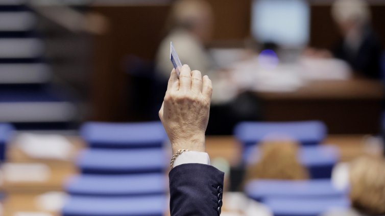 Тежки думи в НС срещу ПП-ДБ заради казуса "Петрохан"