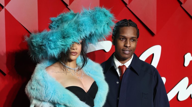 Ето подробности за жената, стреляла по дома на Риана