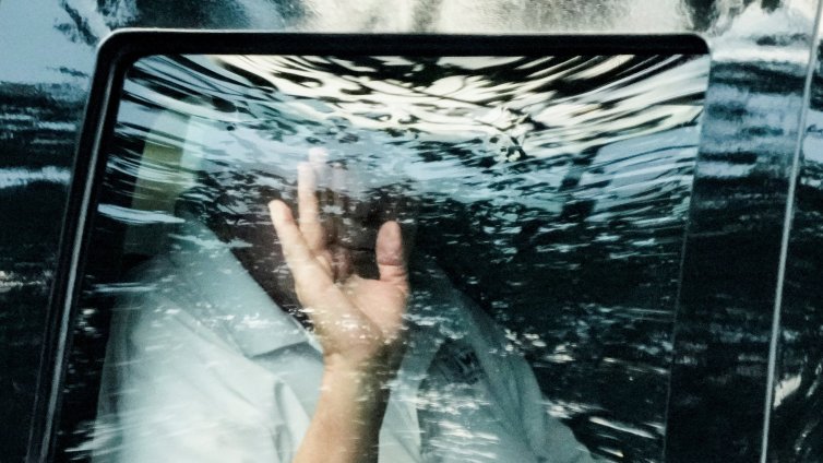 Снимките не убеждават: Конспирациите за здравето на Тръмп продължават, получил е инсулт? 