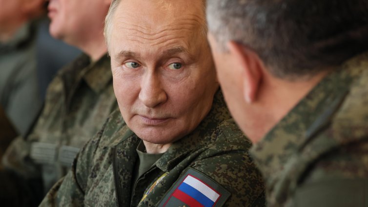 Вътре в пропагандната площадка на Путин - пари, кликвания и духовенство