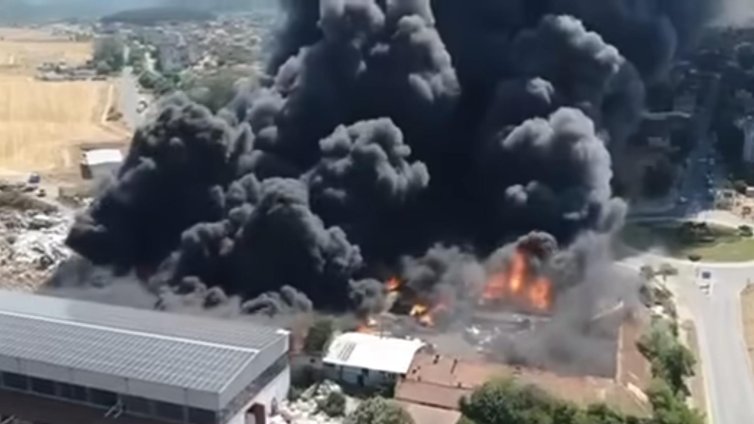 Заради пожара: Огромен сив облак е надвиснал над Средец 