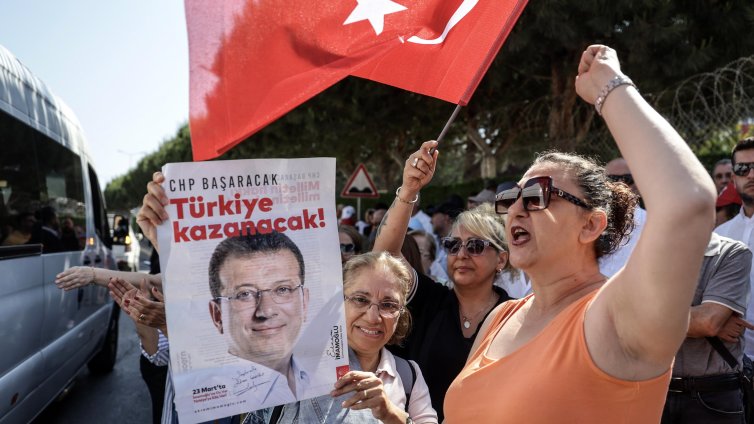 Кметът на Истанбул е осъден на година и осем месеца затвор по едно от делата 