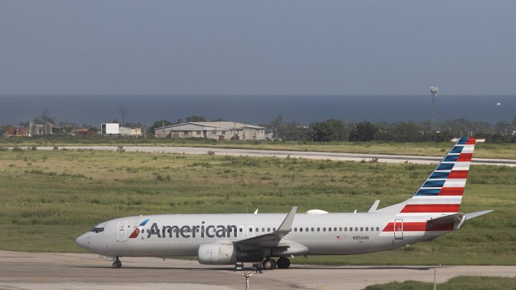 Откриха дупка от куршум на крилото на американски самолет, излетял от Колумбия 