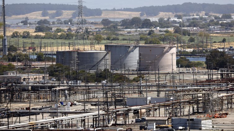 Как Китай тайно плаща на Иран за петрол и избягва санкциите на САЩ