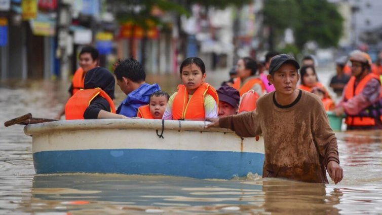 Бури с мълнии и градушки убиха четирима във Виетнам
