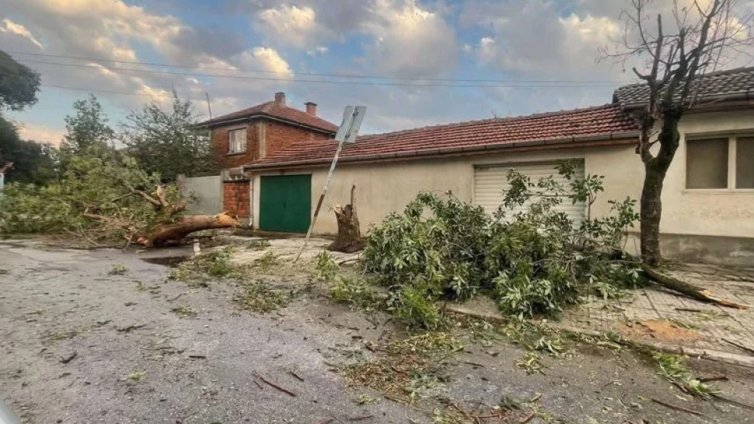 Порой удави Раковски, улиците са под вода 