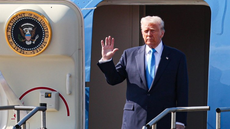 Защо Доналд Тръмп превърна Air Force One в летящ медиен център? 