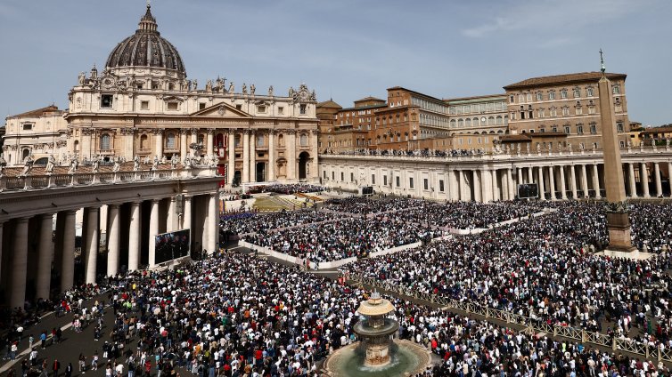 Великденската литургия във Ватикана без папа Франциск