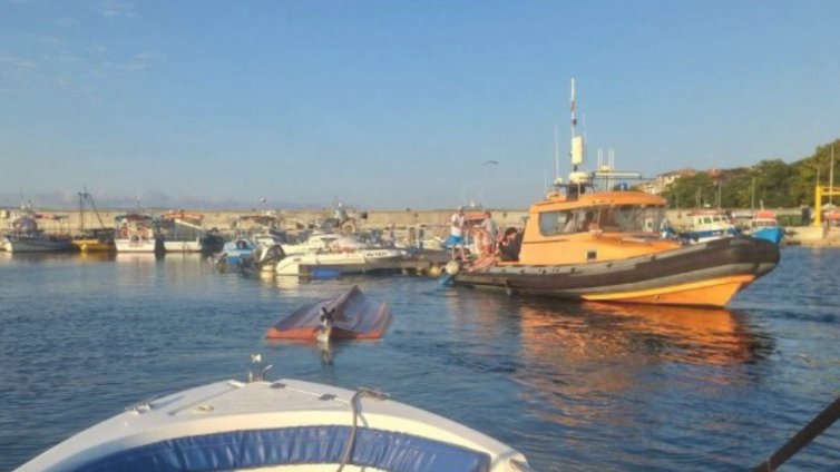 Спасиха четирима души след преобръщане на лодката им край Несебър