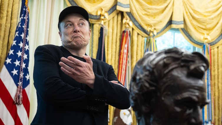 Мъск за документалния филм: поръчков материал, който цели да го злепостави