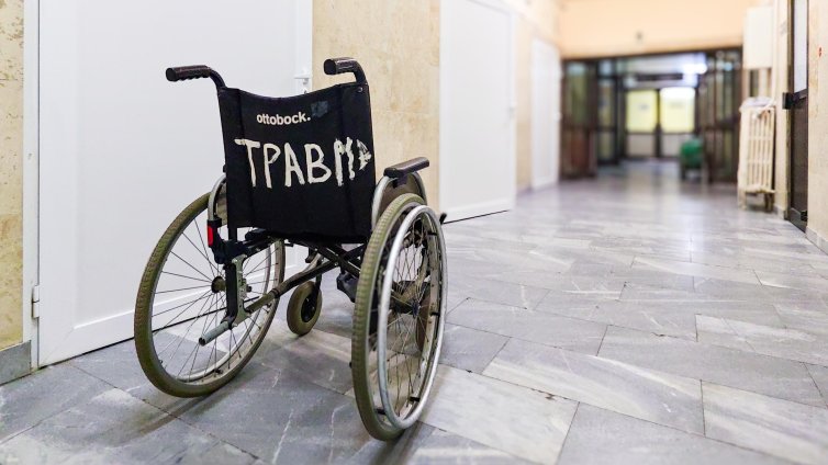 Парадоксът: Защо се осигуряваме, но доплащаме за здравни услуги? 