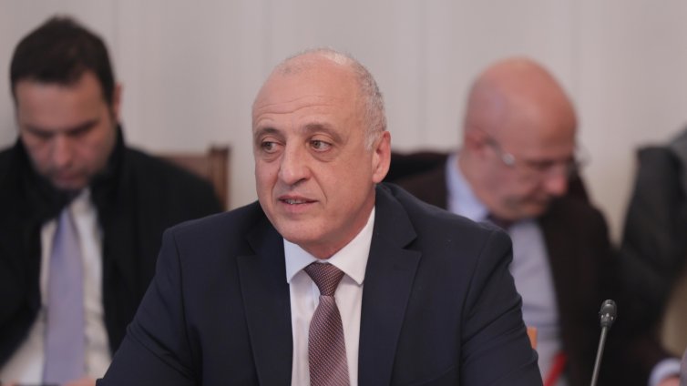 В парламента темата е охраната на властта