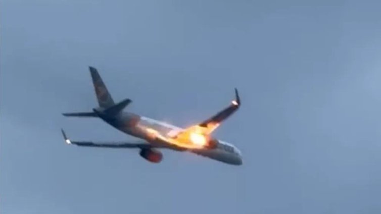Двигател на самолет се запали малко след излитане от Корфу ВИДЕО