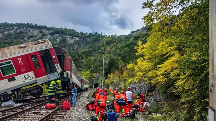 Два пътнически влака се сблъскаха в Словакия