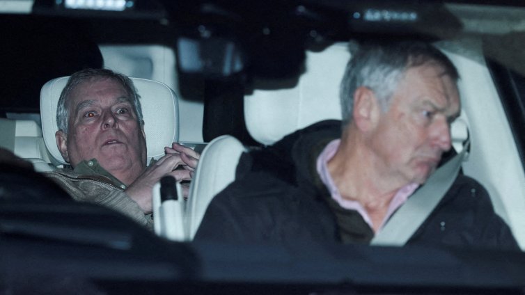 Андрю Маунтбатън-Уиндзор с мистериозна жена в Range Rover-а си