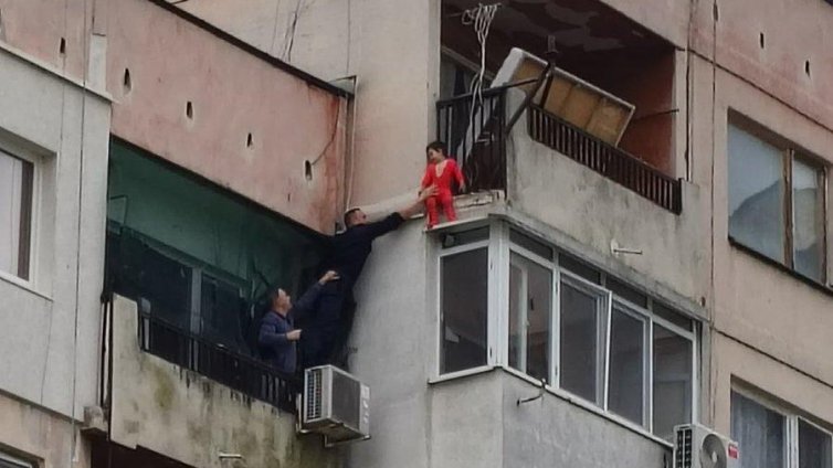 Умишлено ли е било оставено детето на балкона в Ямбол - прокуратурата разследва