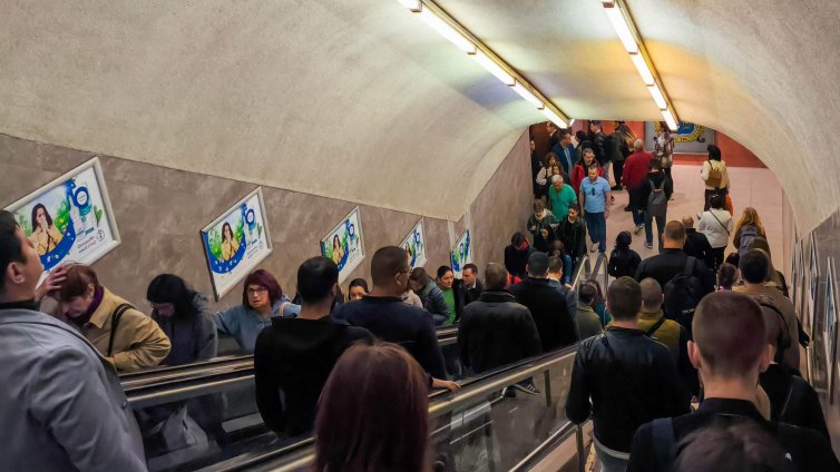 Метрото продължава да работи, интервалът между влаковете под 3 минути