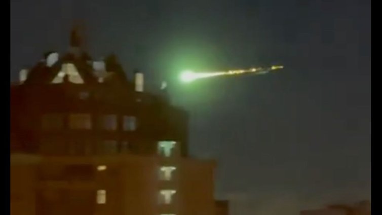 Ново оръжие, комета, НЛО: Какво прелетя в нощното небе на Москва? ВИДЕО