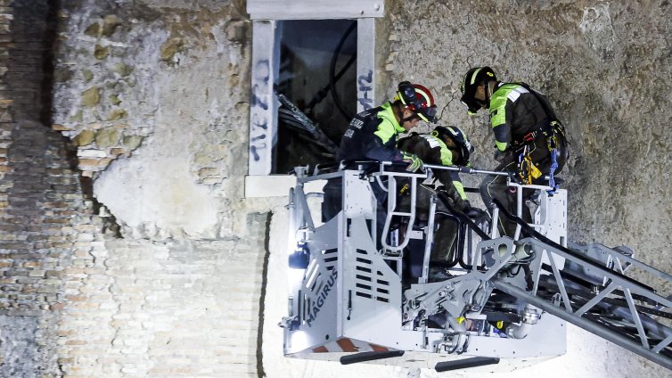 Почина един от затрупаните от срутената кула в Рим