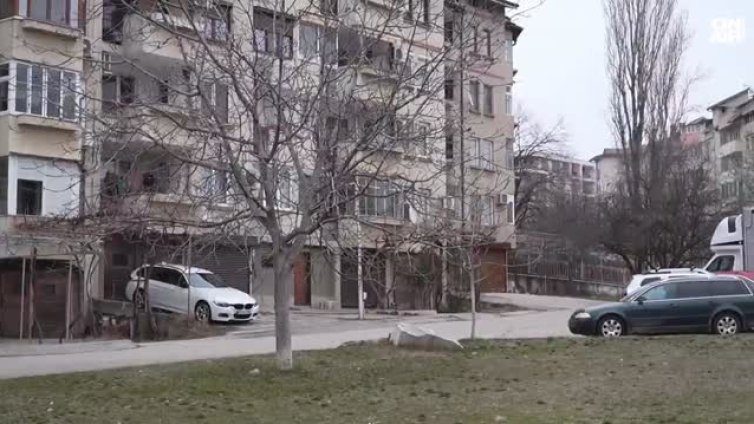 Психично болна се разхожда с ножици в ръка във Велико Търново