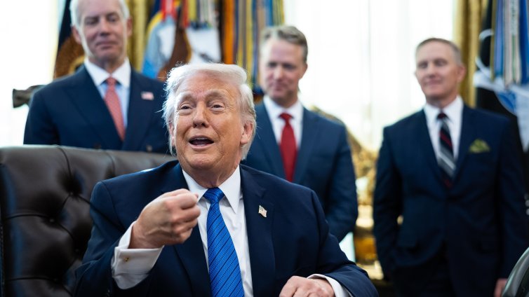 Файловете "Епстийн": 13-годишна била принудена да прави орален секс с Тръмп, ухапала го СНИМКИ