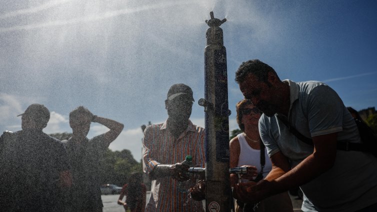 Двама души загинаха при мощни бури във Франция