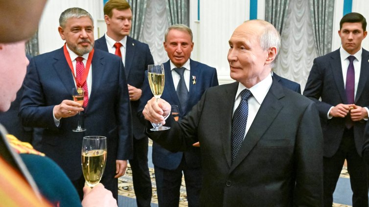 Моментът на истината за Путин: да сложи край на войната или да прегърне сталинизма