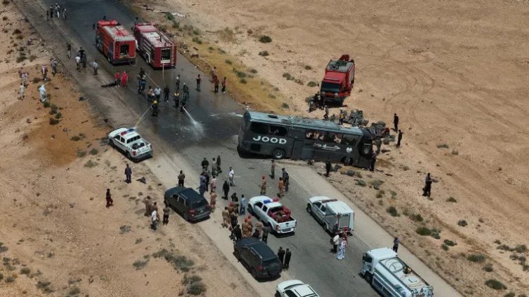 Два автобуса се удариха в пустинен район, 35 души загинаха