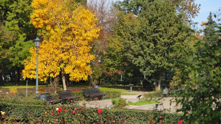 Времето днес: Валежите спират, остава студено