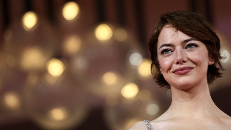 В кадър: Ема Стоун и Йоргос Лантимос разтърсиха Венеция 