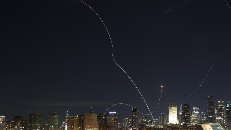 Българка в Израел: Когато лъвът умира, хапе най-много, надяваме се режимът да бъде свален