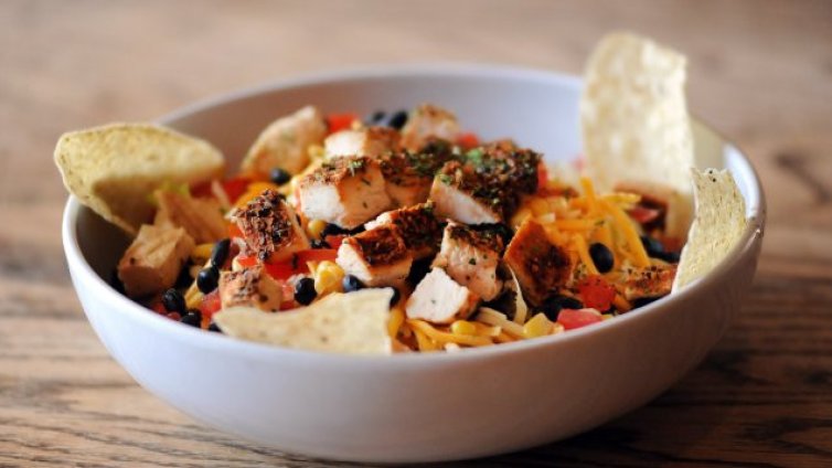 Рецептата Dnes: Салата с пилешко и царевица