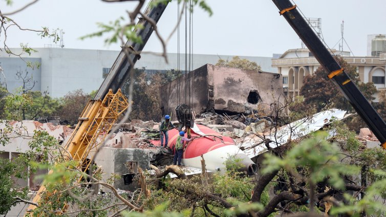 Единият двигател на разбилия се самолет на Air India бил чисто нов 
