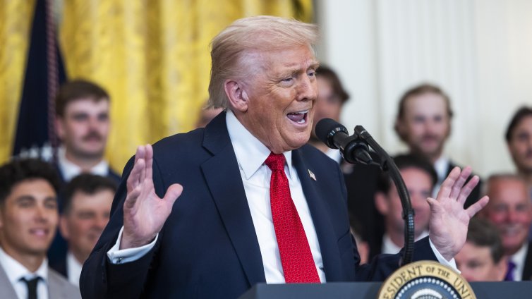 АзГ предлага Тръмп да стане почетен гражданин на германски окръг