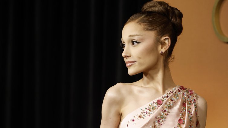 Девет дни затвор за мъжа, който "награби" Ариана на червения килим